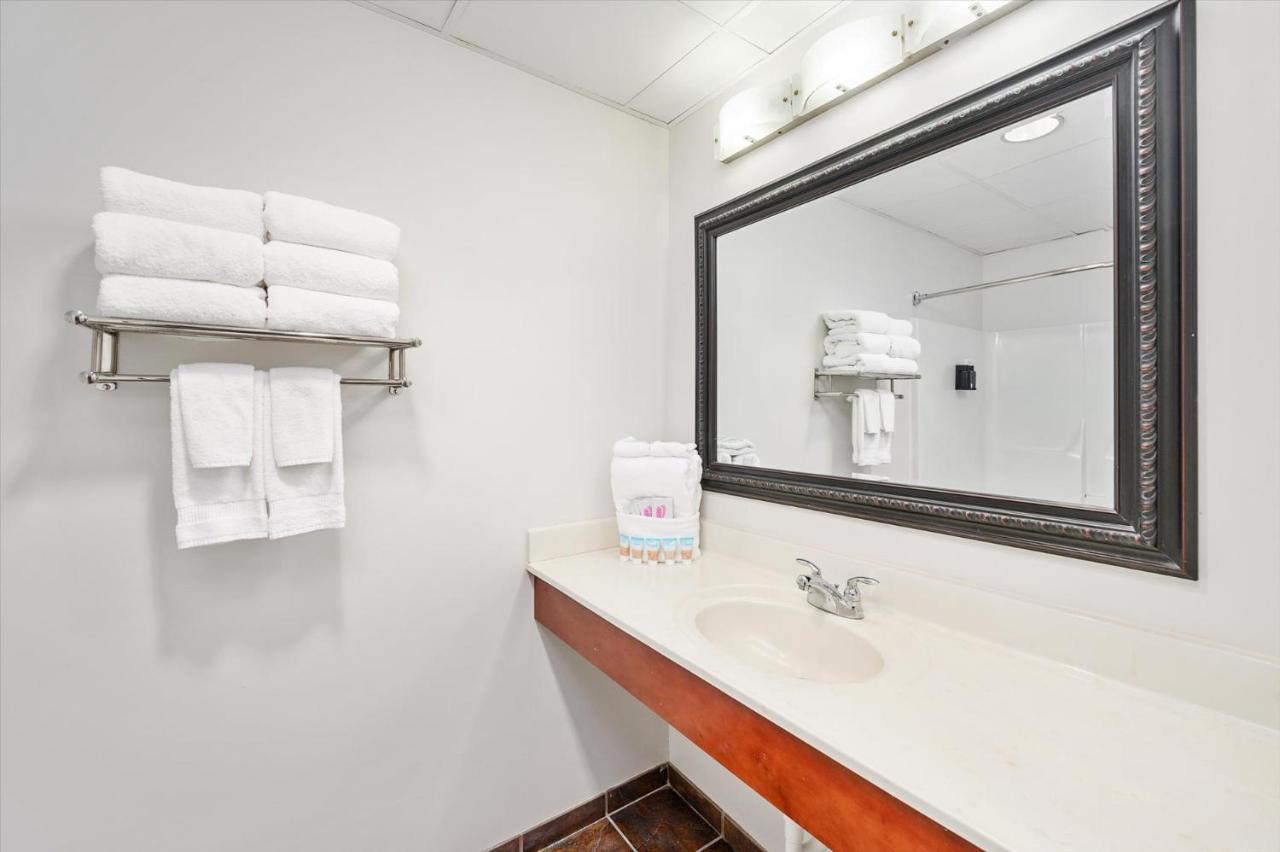 Deluxe Queen Suite