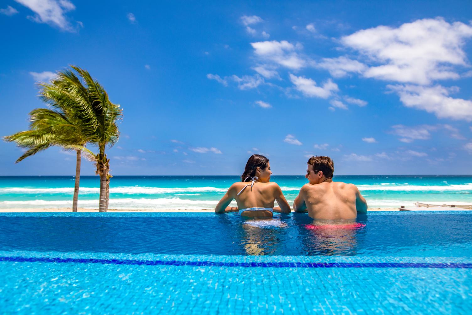 Junior Suite 1 King Bed Beachfront Infinity Swim Up