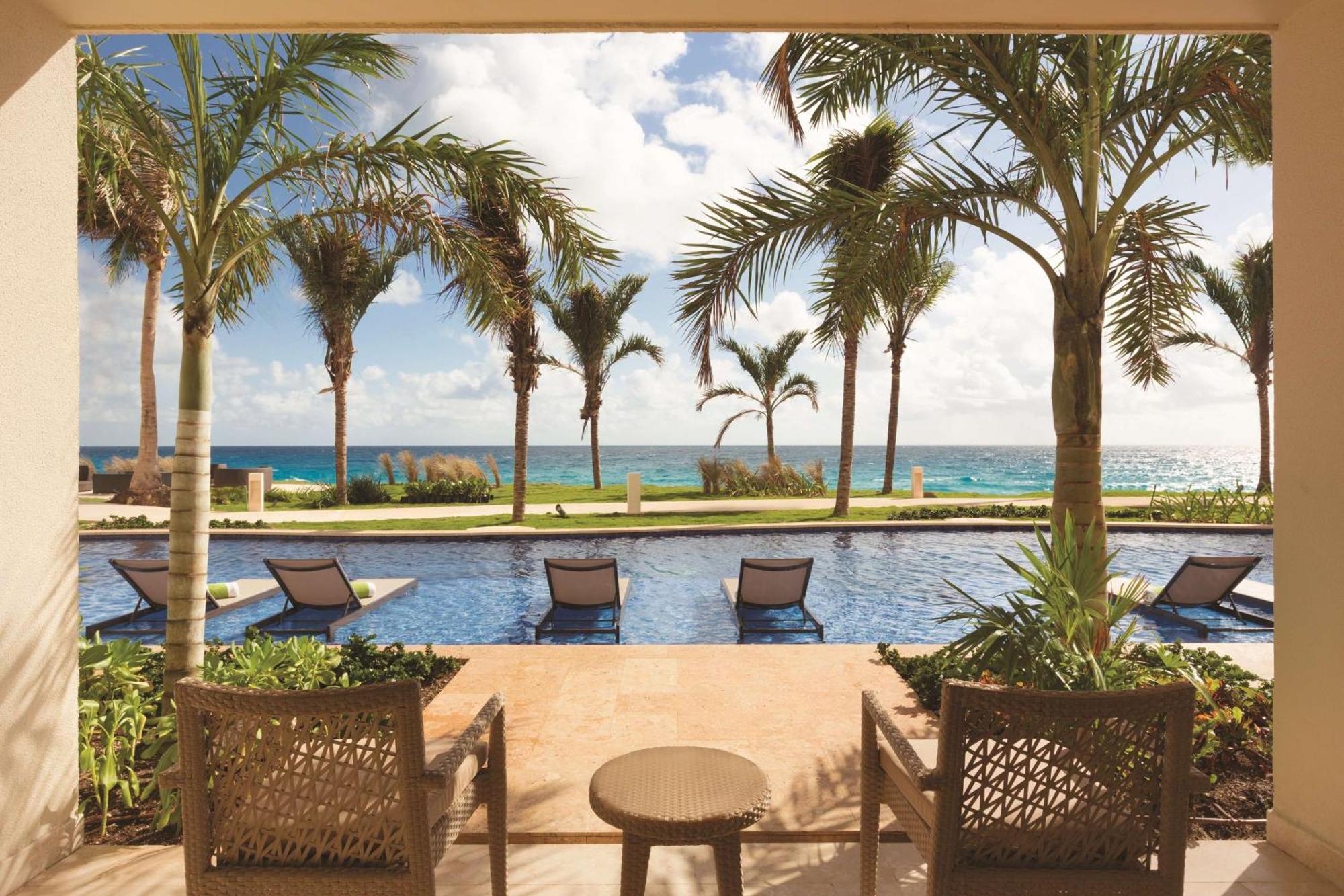 King Room Sofa Bed Swim Up