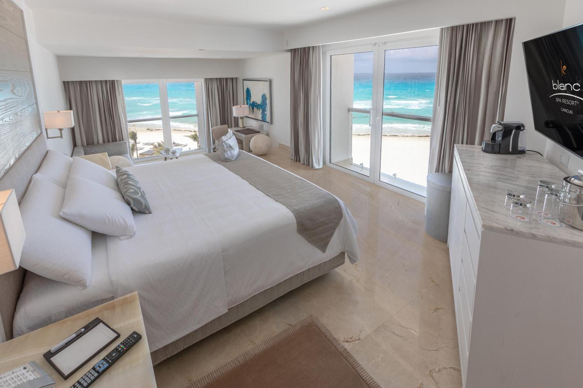 Royale Junior Suite Ocean View King Size Bed