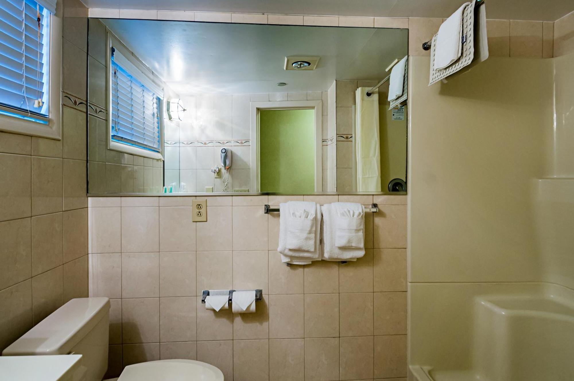 Oceanfront Accessible/Roll-In Shower 2 Queen Beds