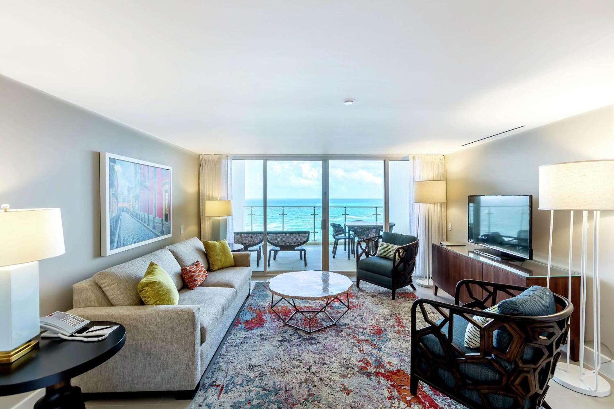 Three-Bedroom Bi-Level Family Suite Three King Beds