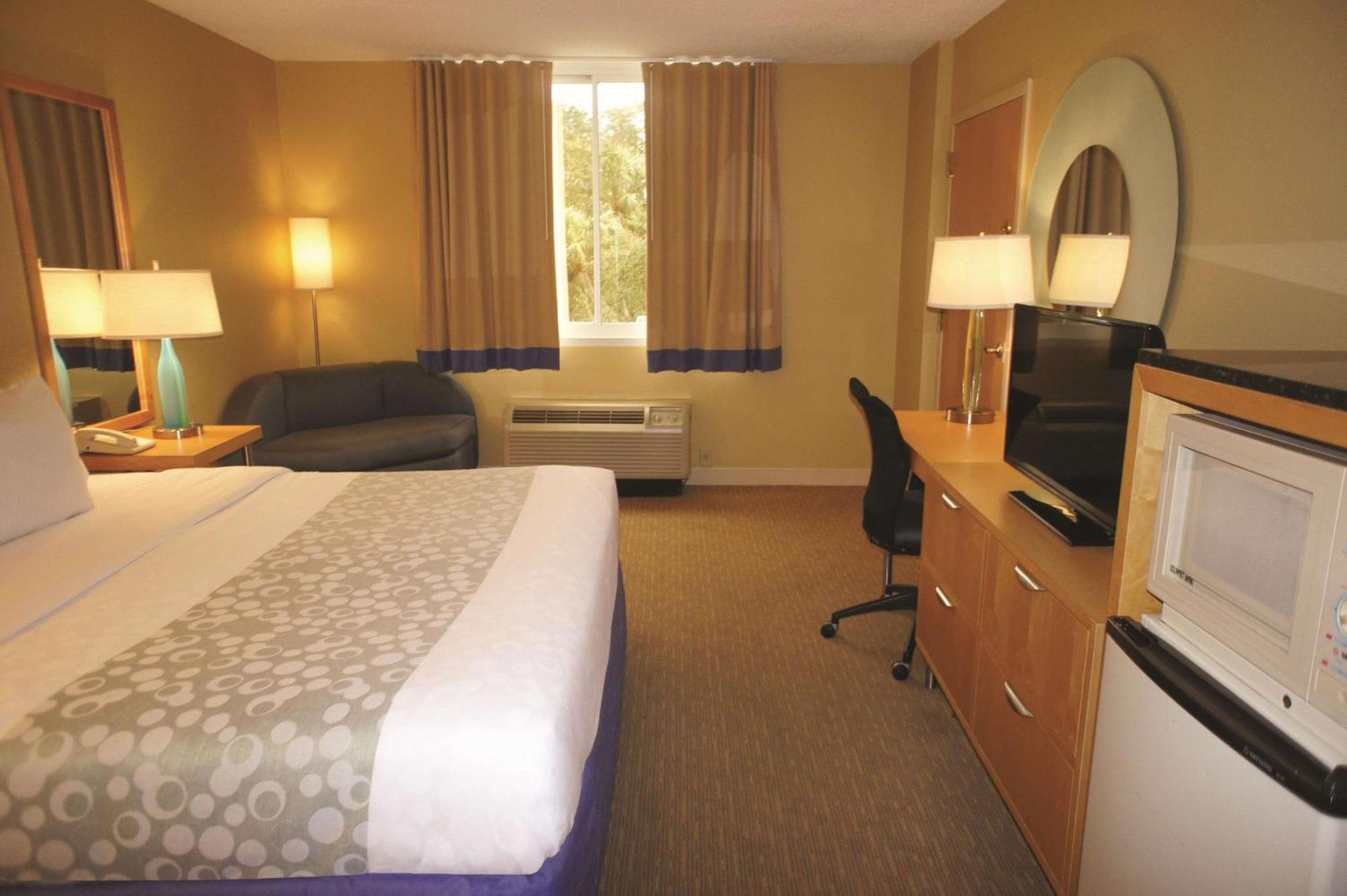King Room with Bath Tub - Mobility/Hearing Accessible - Non-Smoking