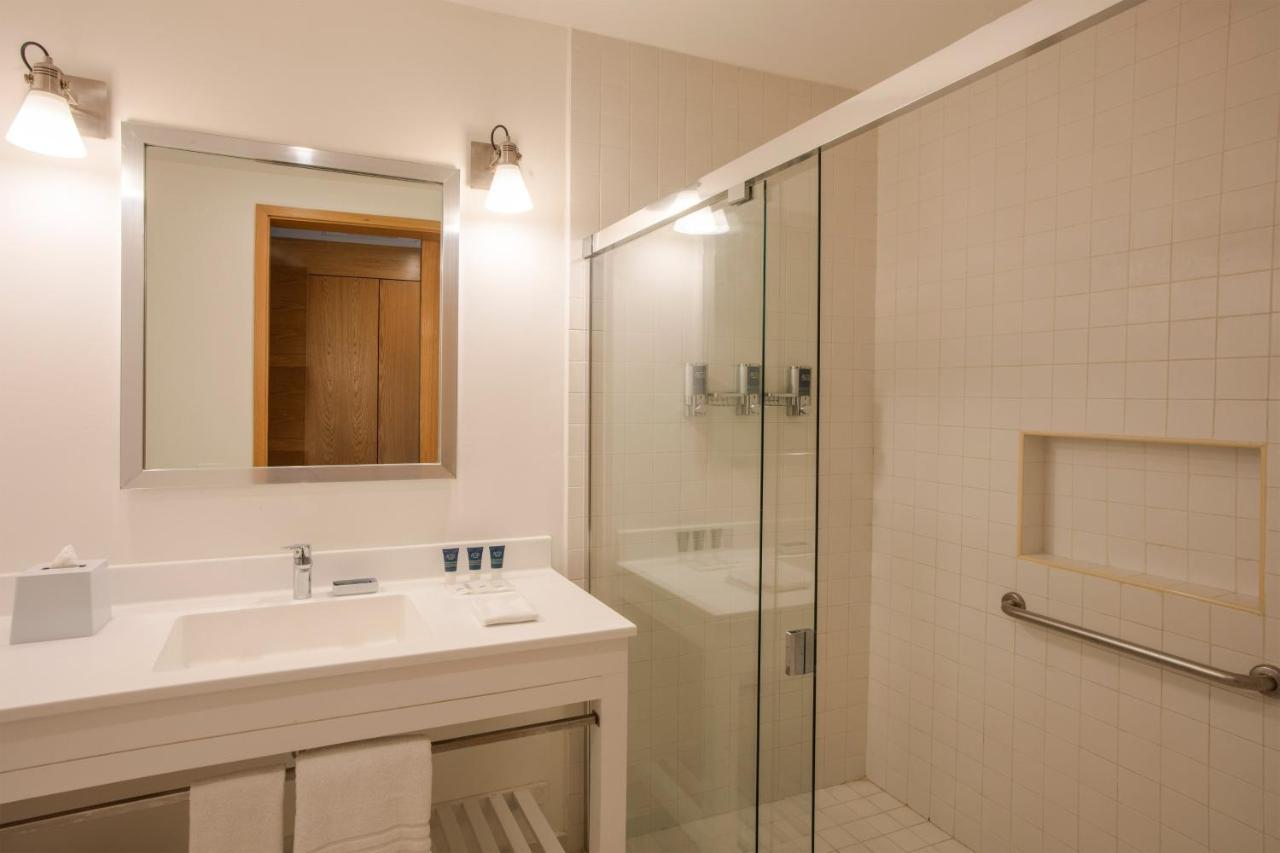 Deluxe Guest room 1 King City view
