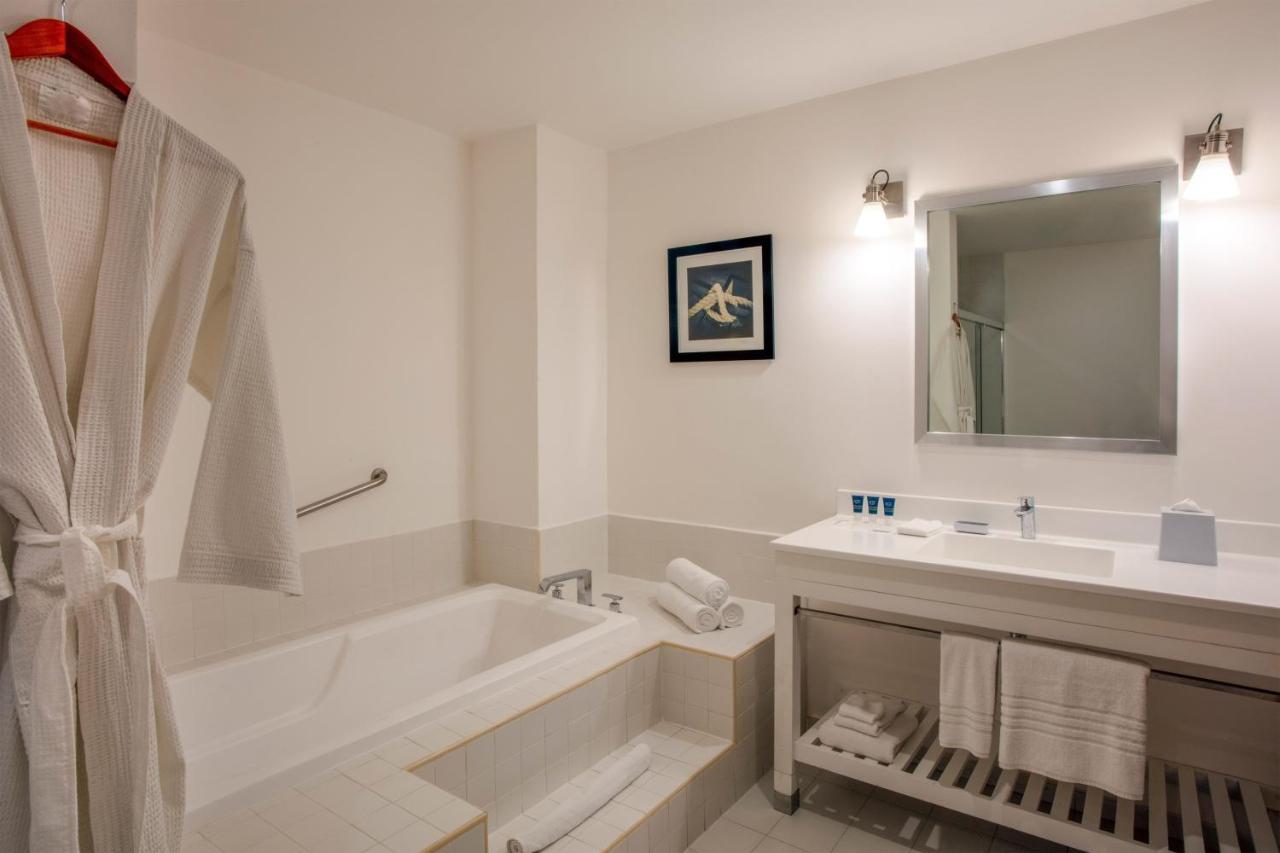 Junior 1 Bedroom Junior Suite 1 King City view
