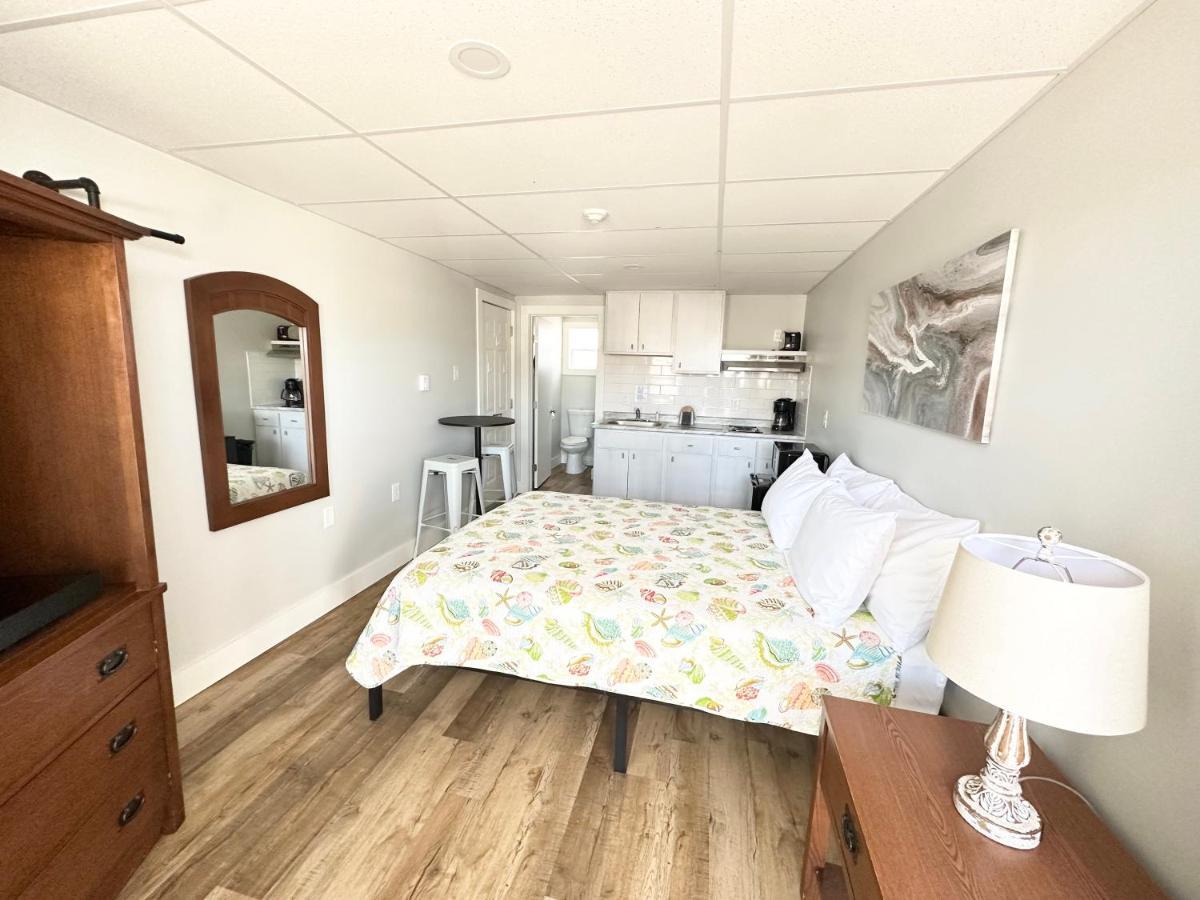 Queen Room with Kitchenette - Landside,1407603575:JPEG