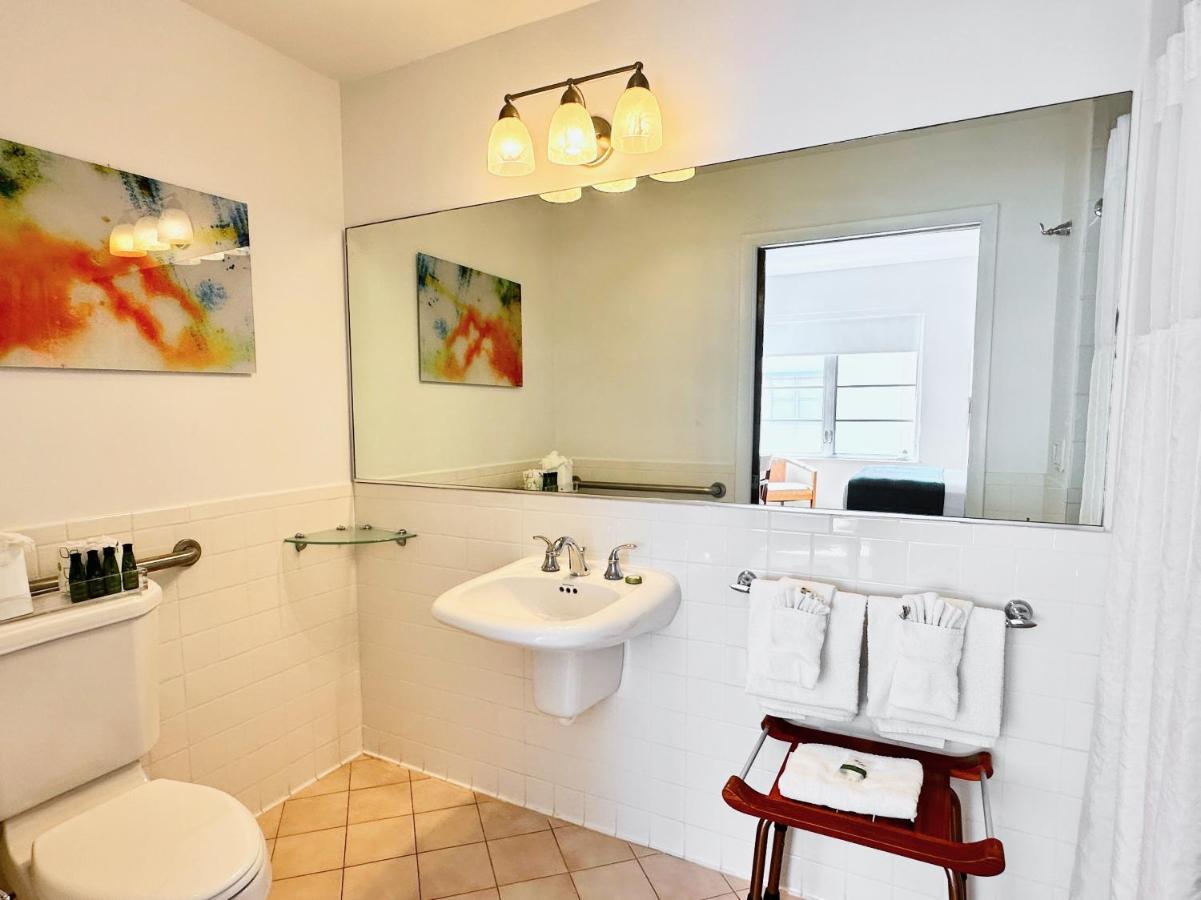 1 Queen Bed Partial Ocean View