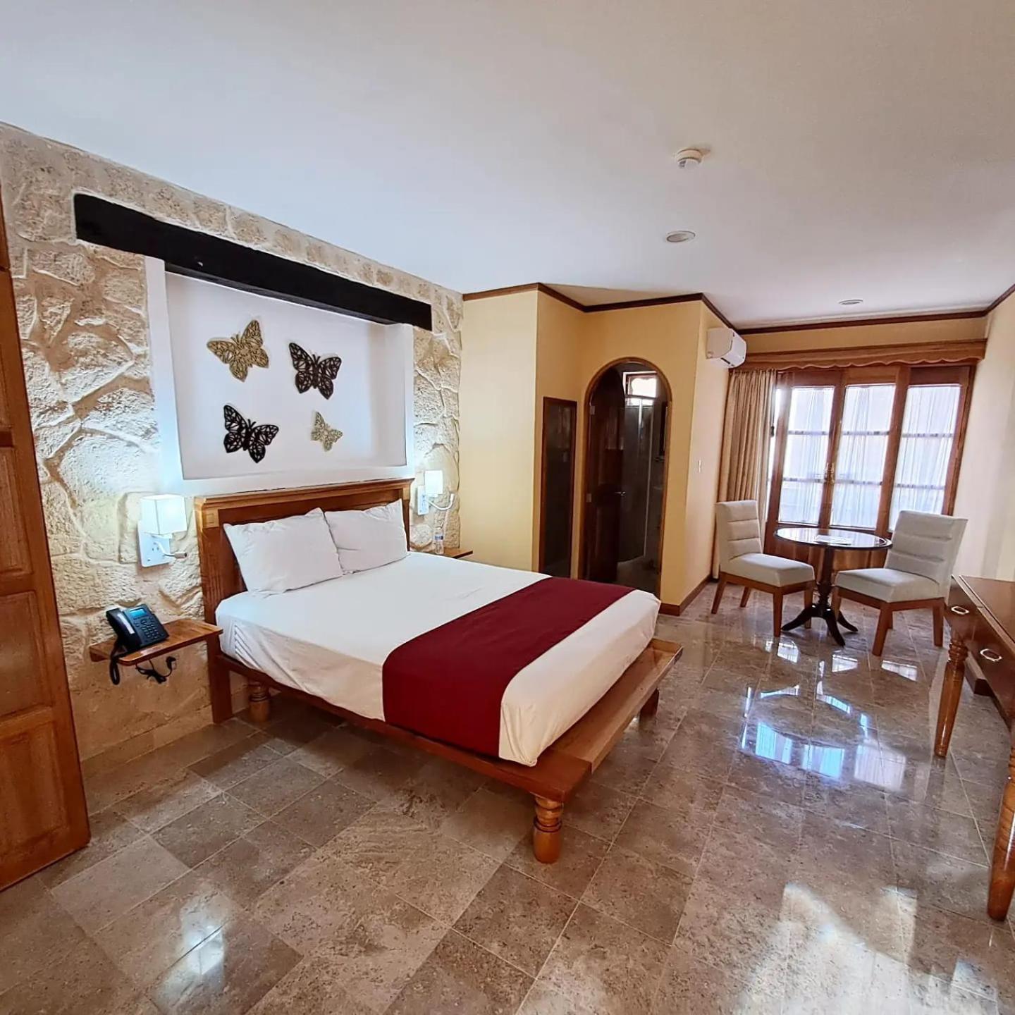 Deluxe Queen Suite