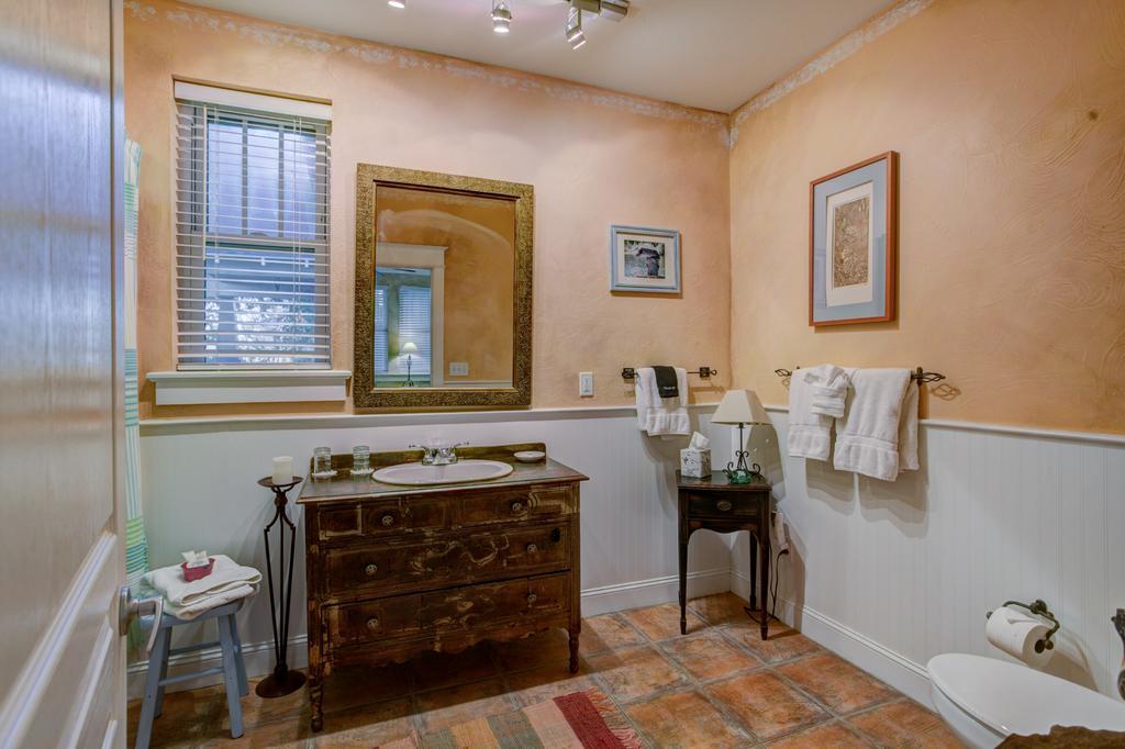 Deluxe Queen Suite - Not Pet Friendly