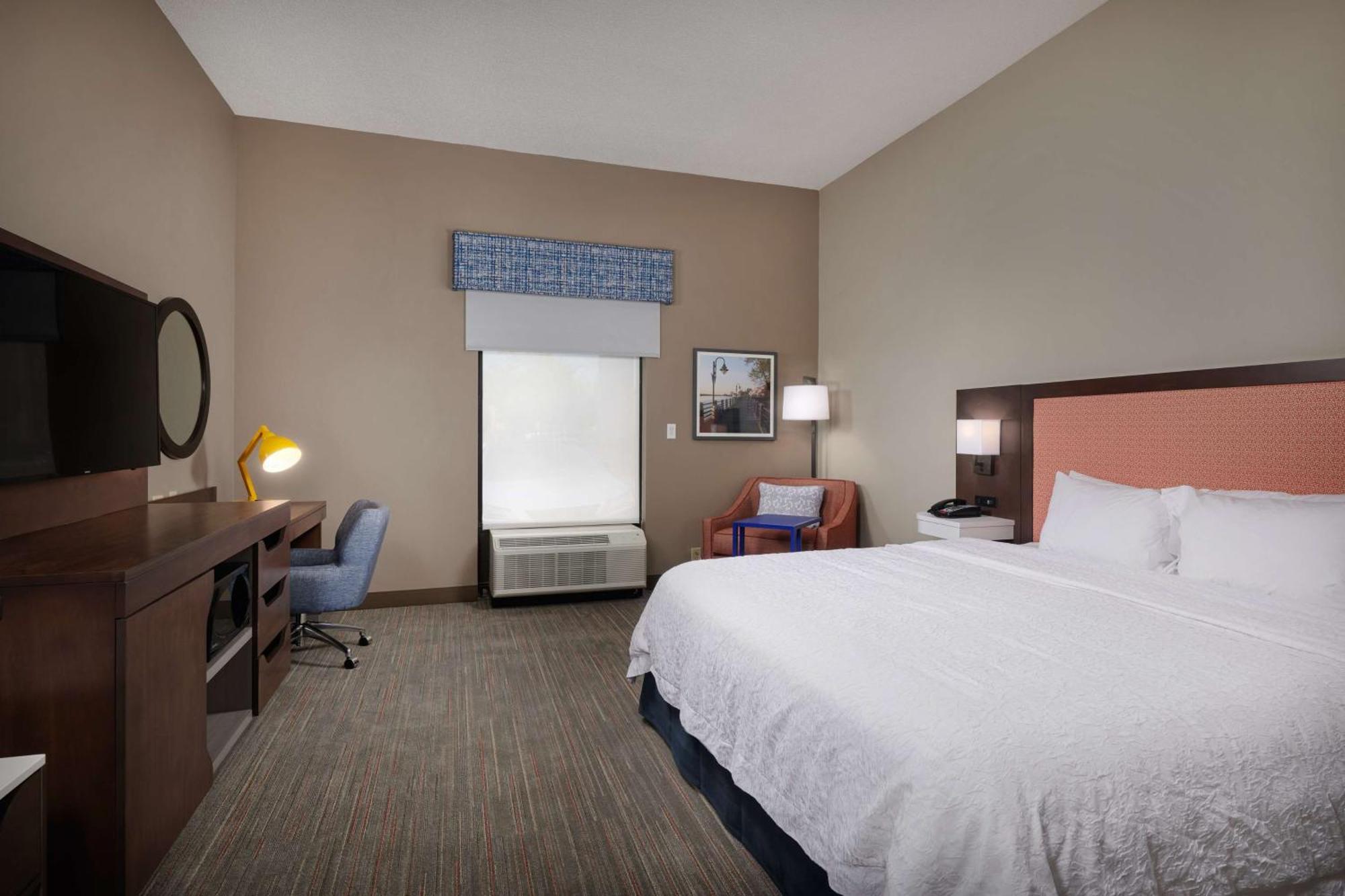 King Room with Roll-In Shower - Mobility Access/Non-Smoking