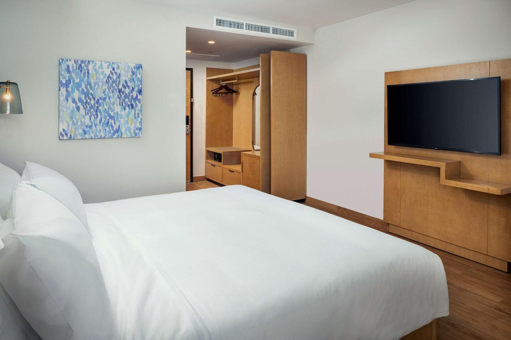 King Room Roll Shower Mobility or Hearing Accessible
