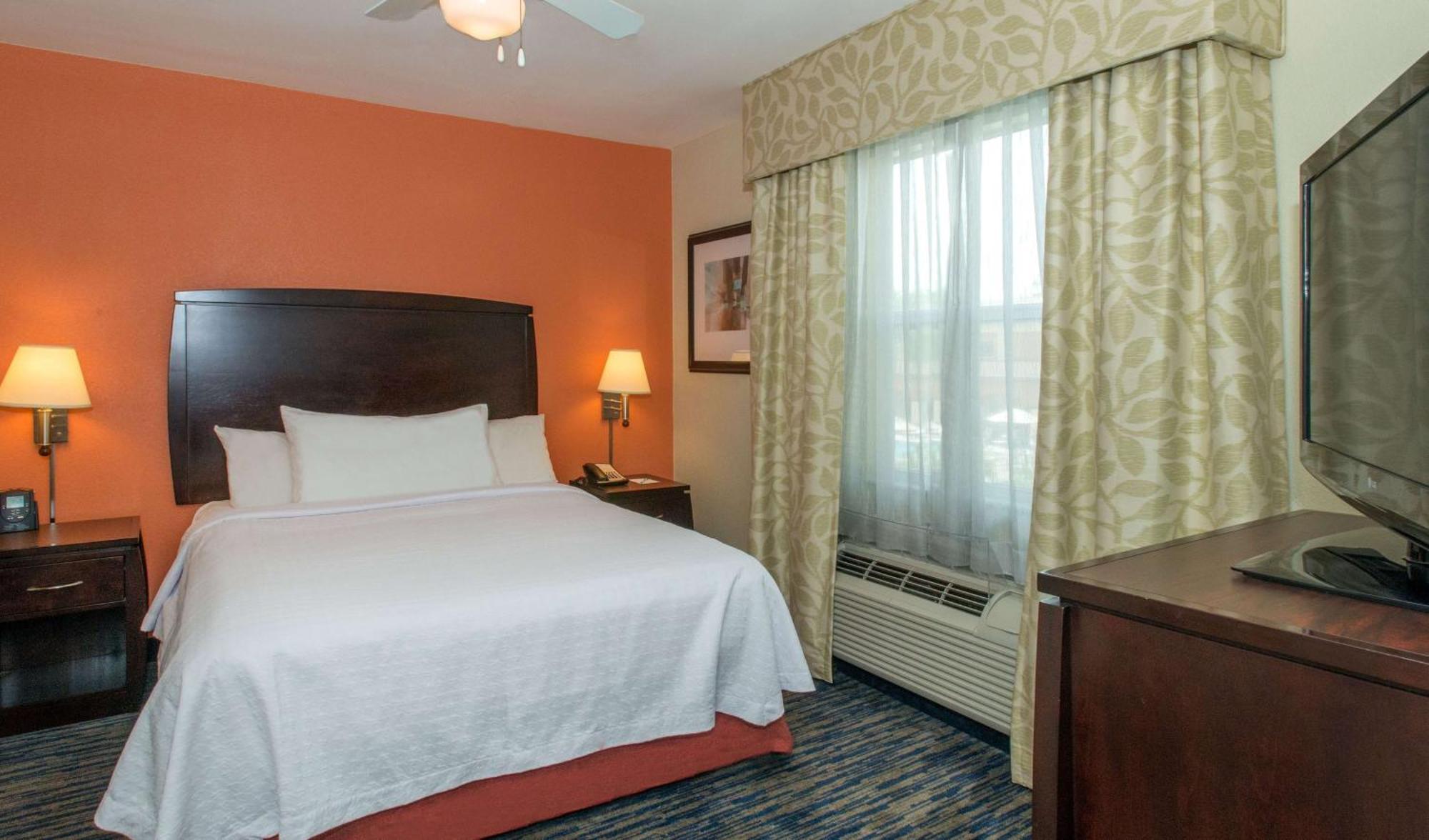 One-Bedroom Queen Suite - Non-Smoking