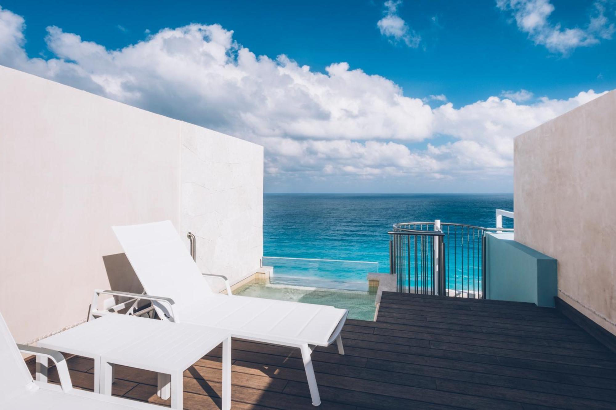 Junior Suite Ocean Front Roof Top