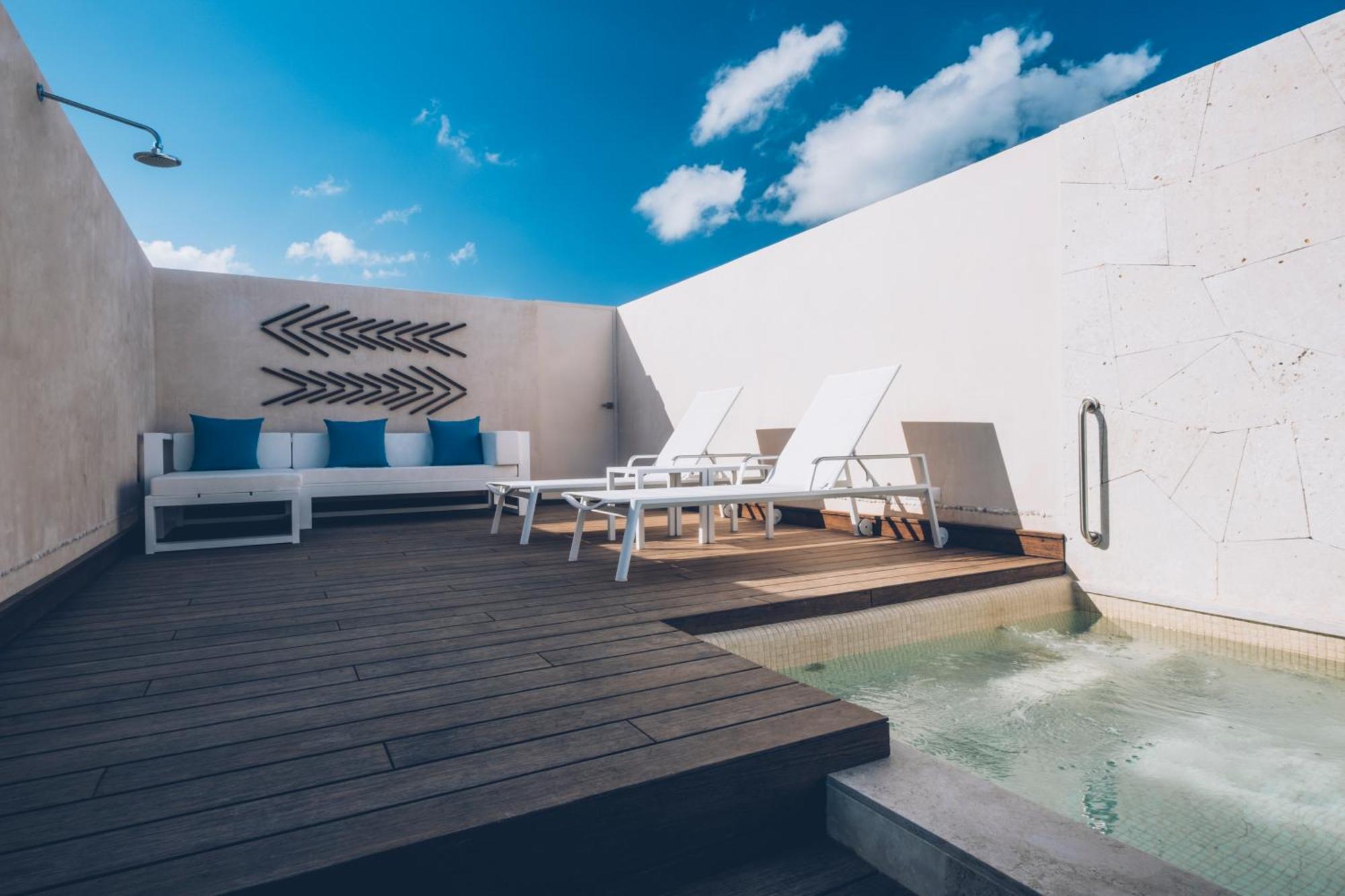 Junior Suite Ocean Front Roof Top