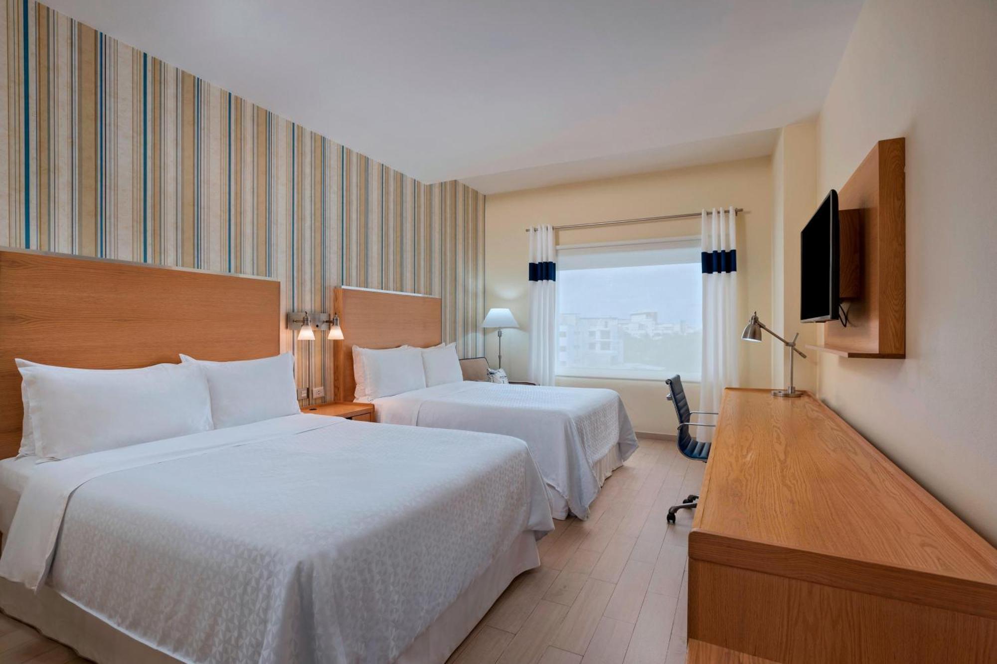 Deluxe Guest room 1 King City view
