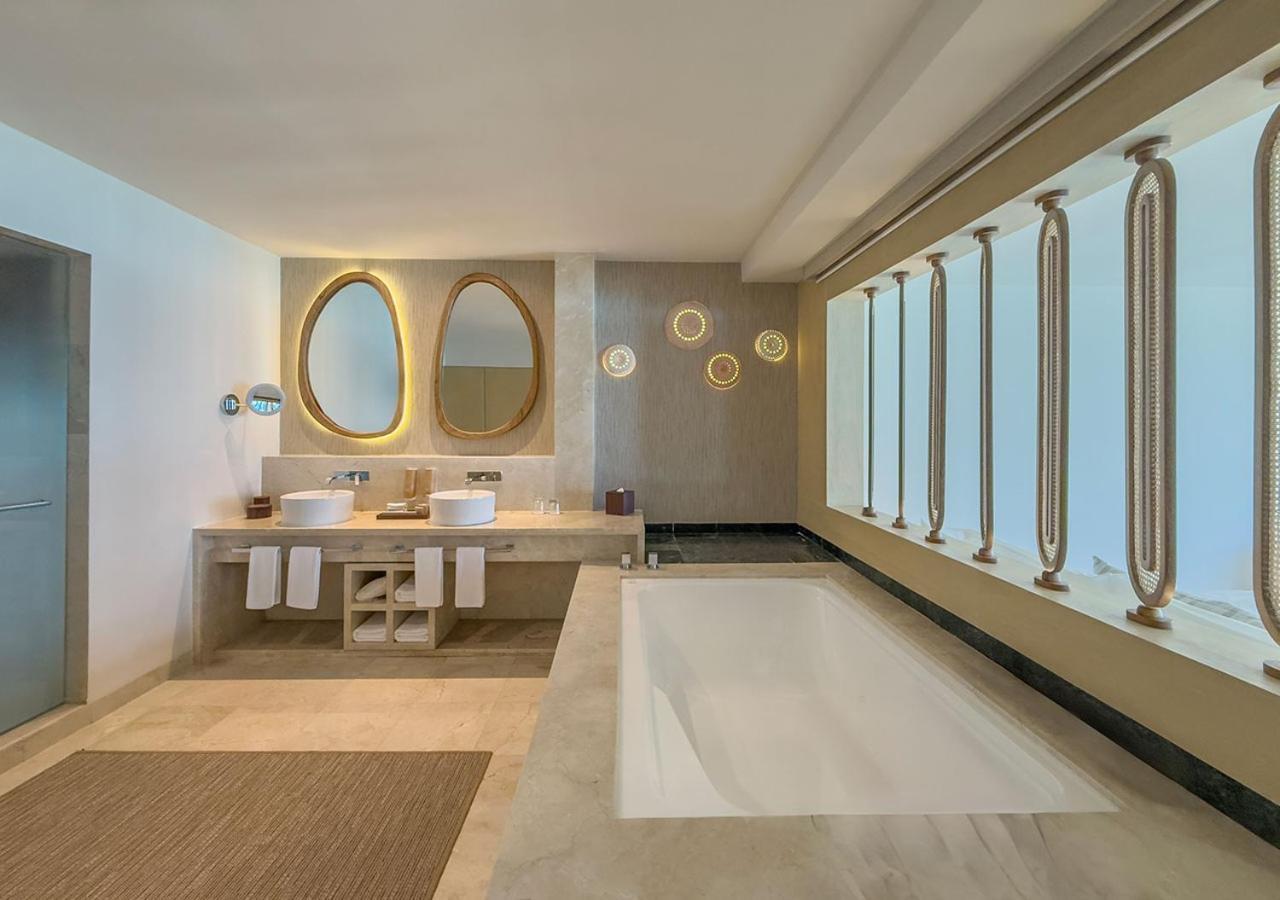 Royal Master Suite Jacuzzi