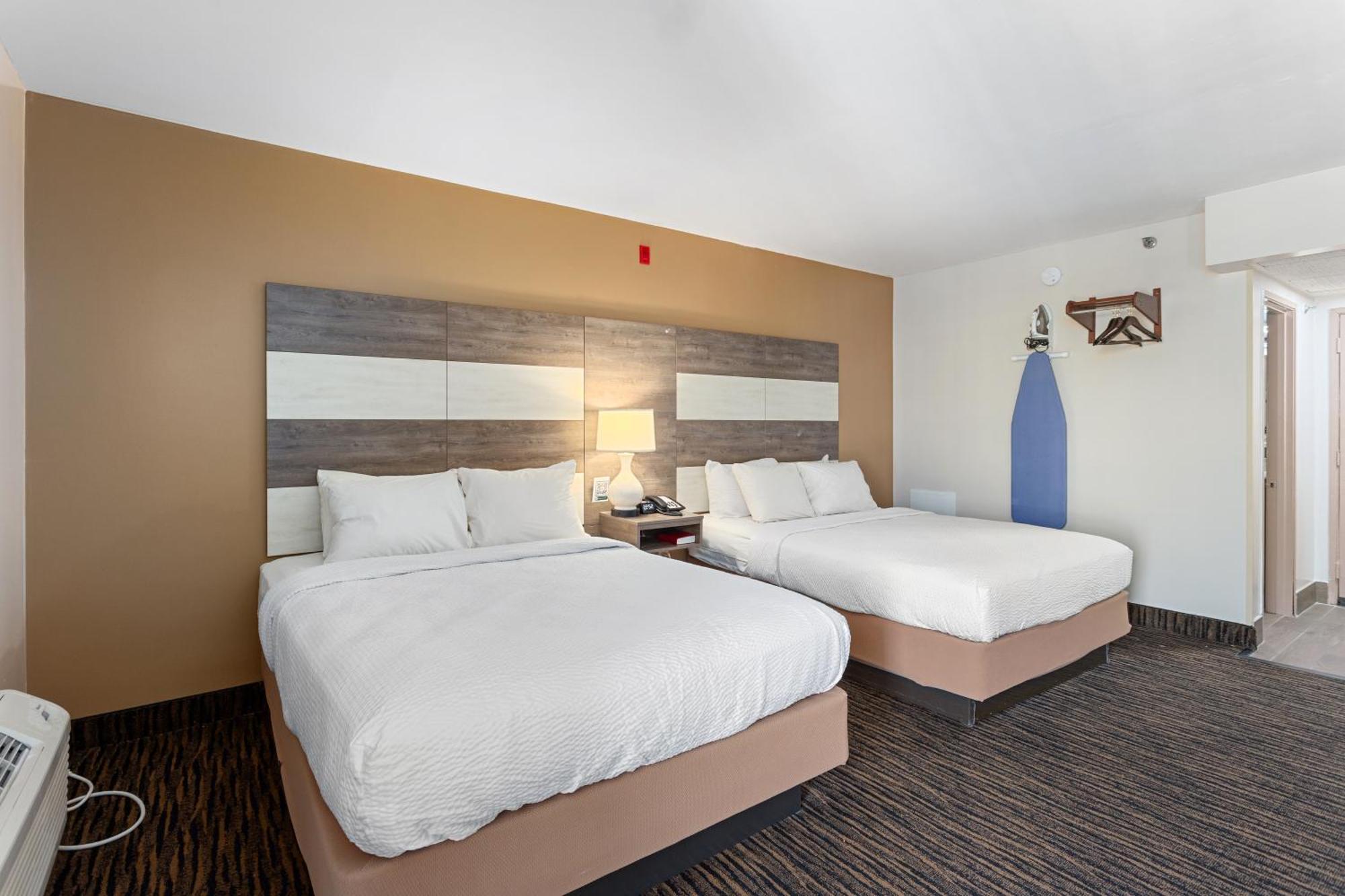 Queen Room with Balcony and Partial Ocean View