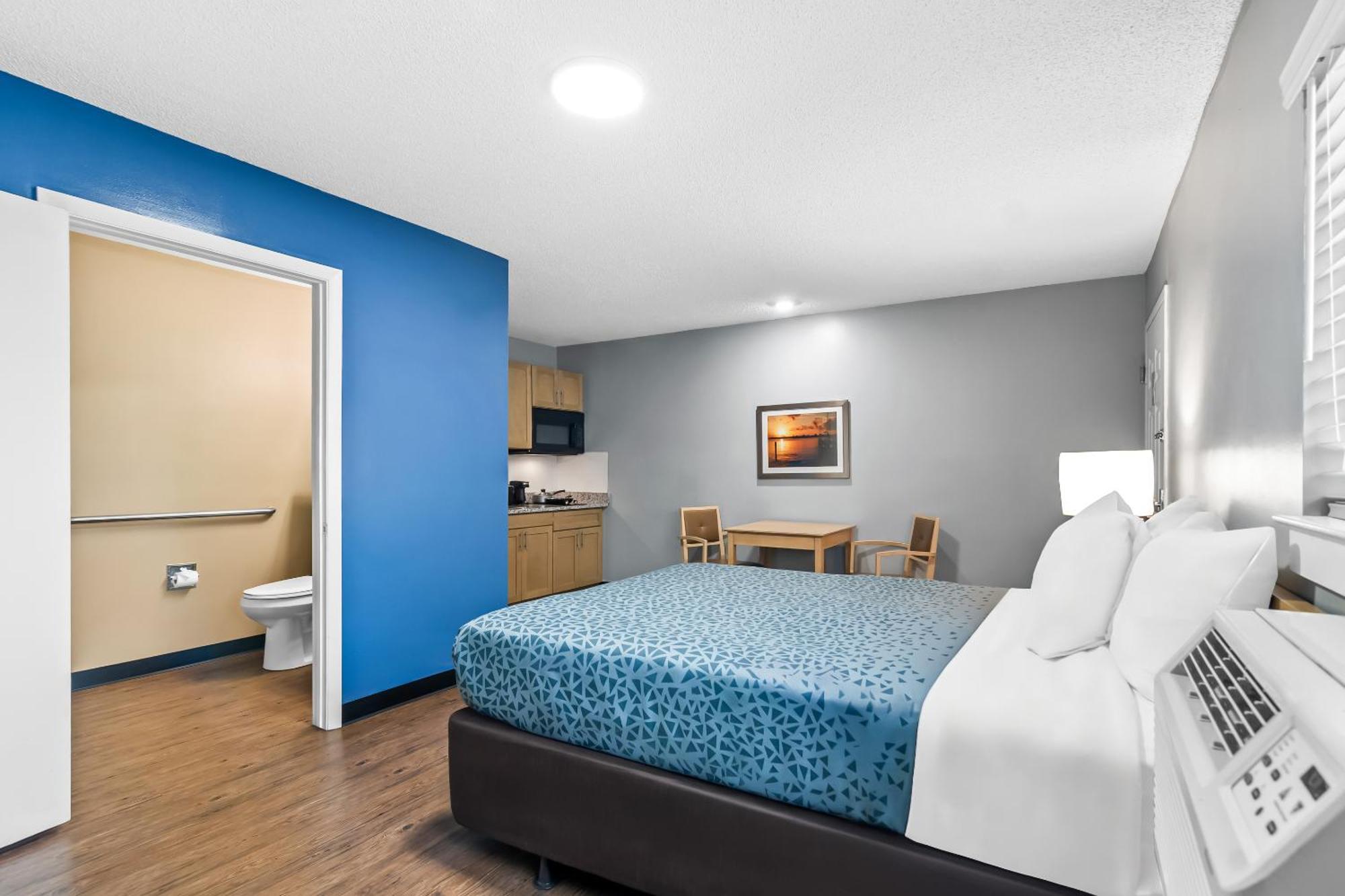 Efficiency Queen Room - Accessible/Non-Smoking