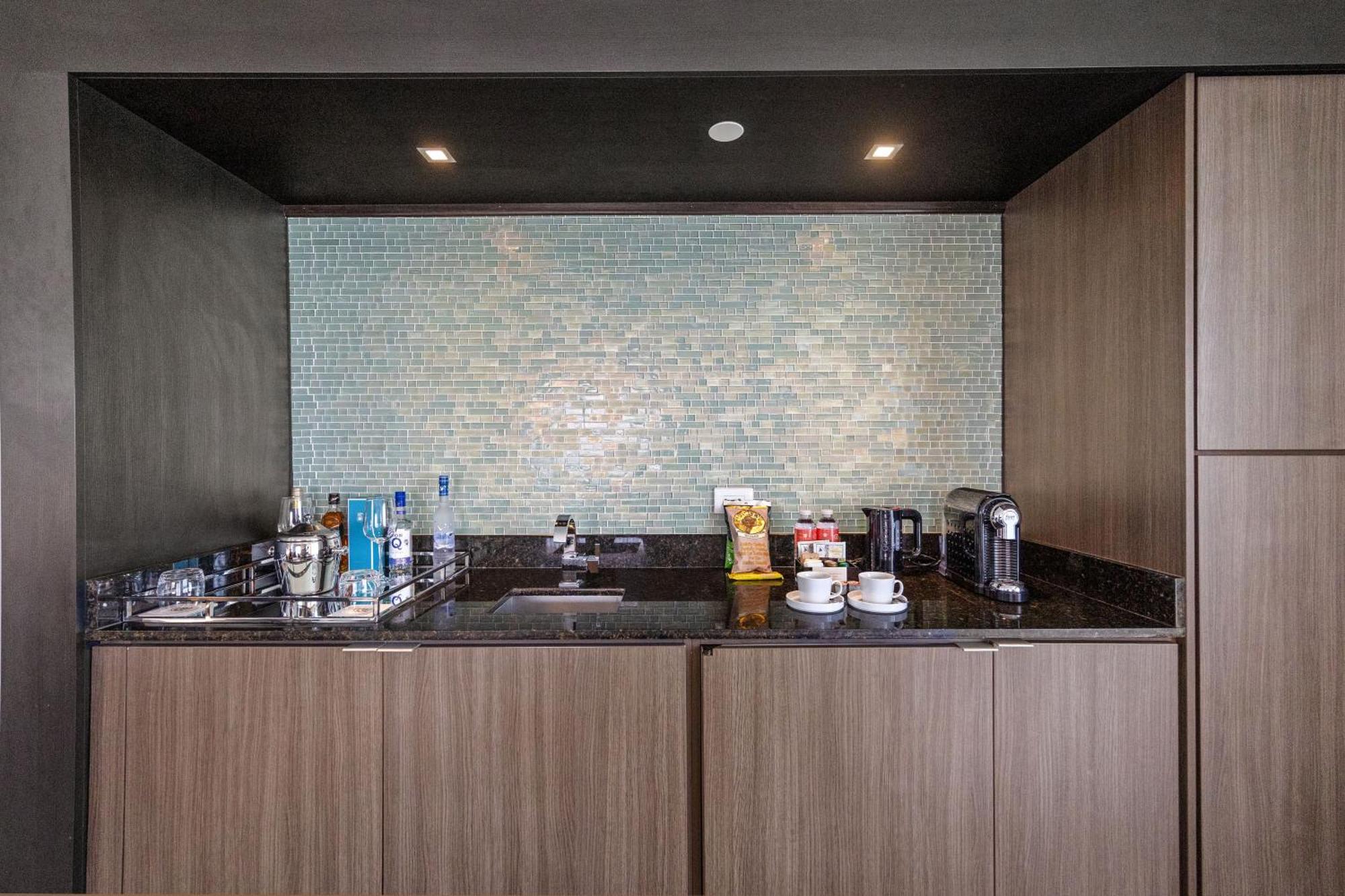 Deluxe Ocean Front King Suite
