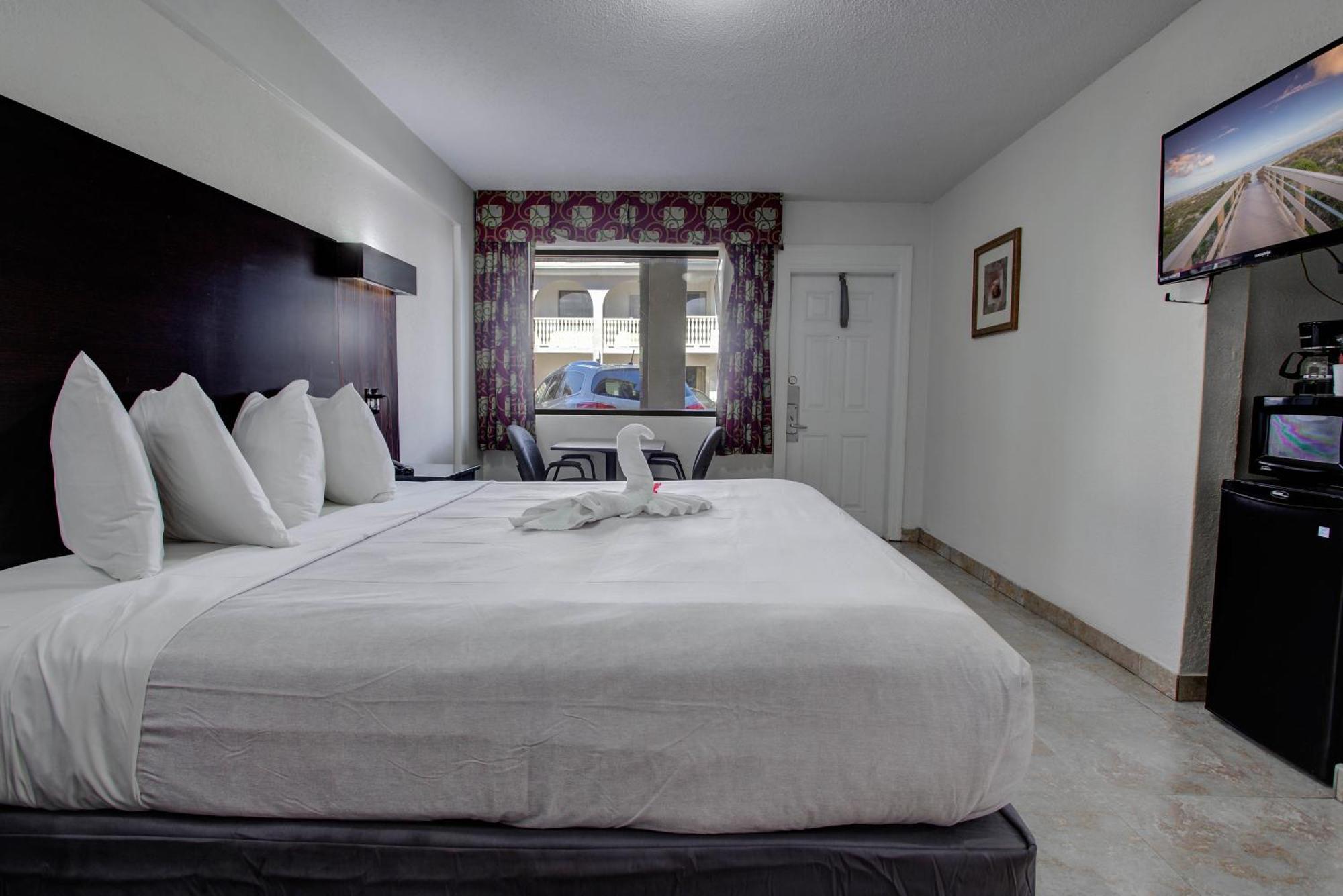 Deluxe Double Room with Side Sea View