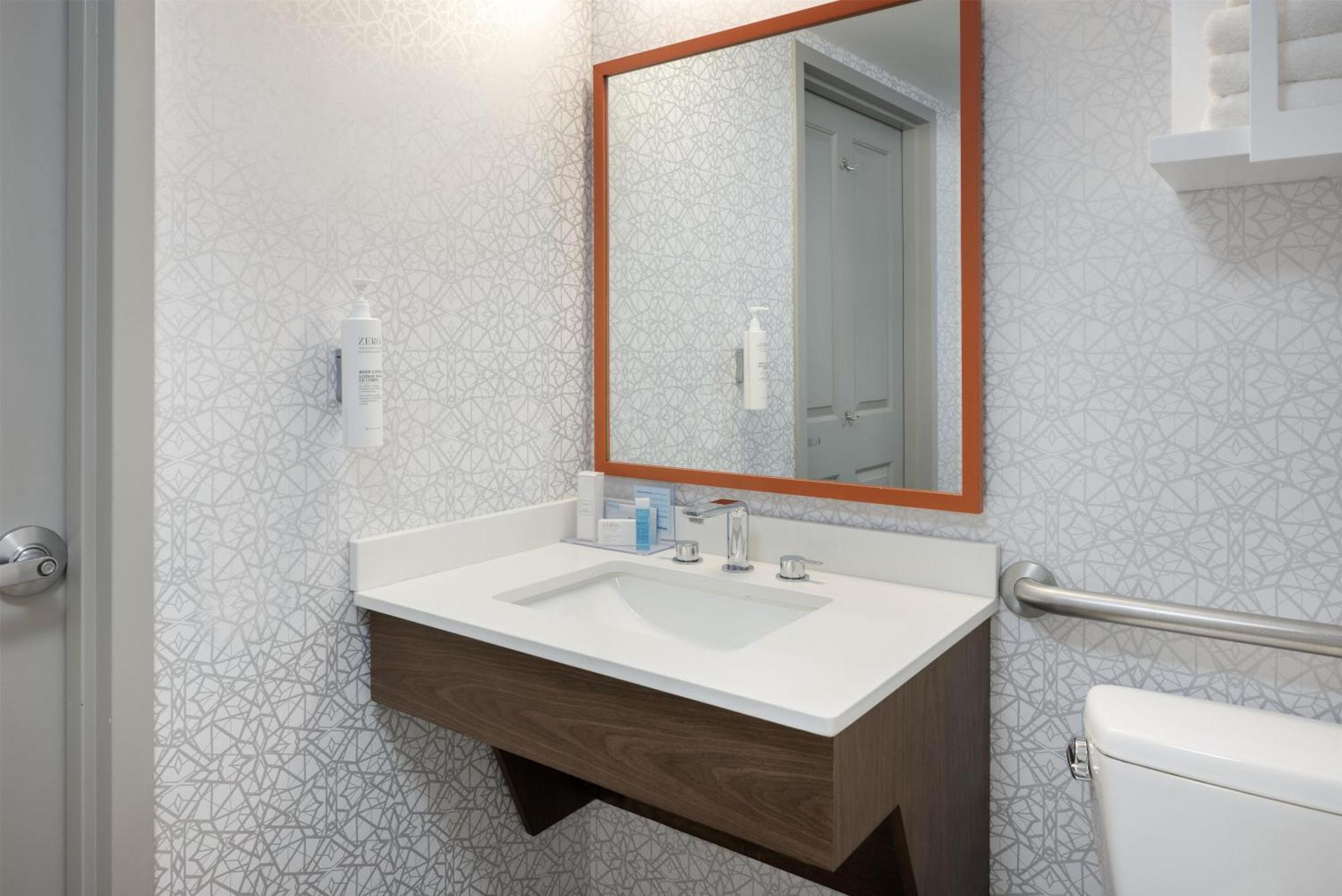 1 King Oceanfront Mobility Access w/Tub