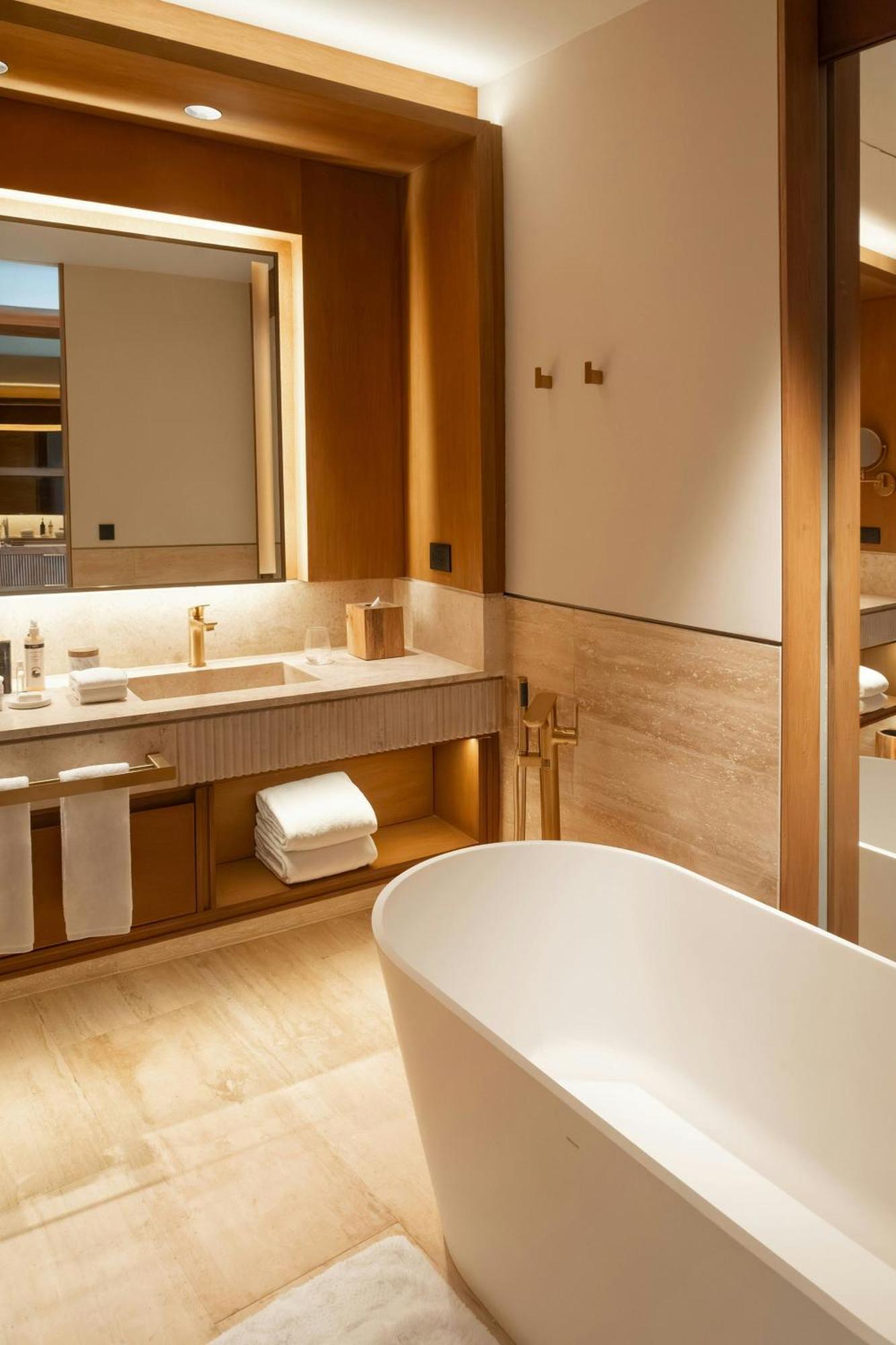 One-Bedroom Caroline Astor King Suite Ocean View Tub