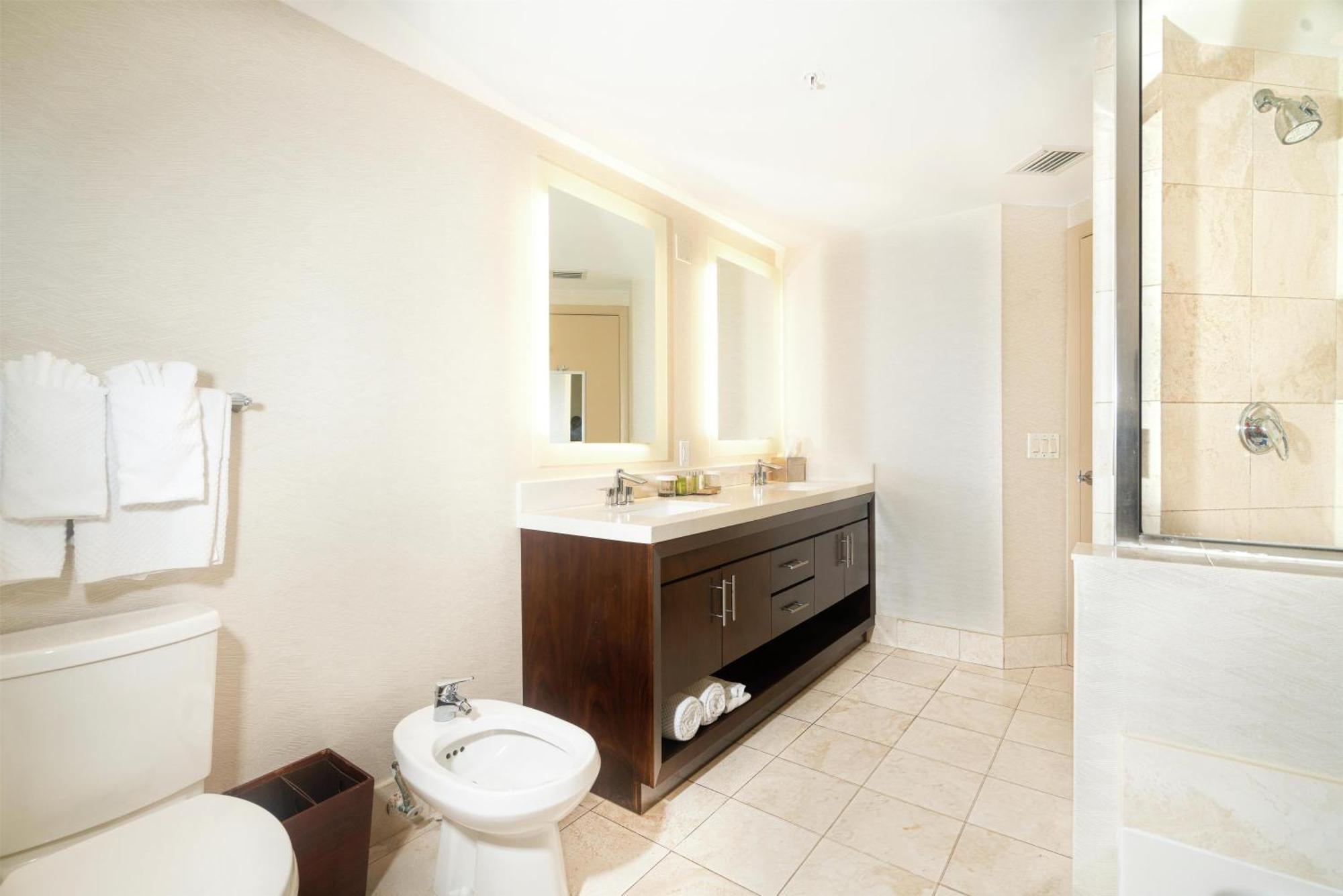 Three-Bedroom Suite with Ocean View - Non-Smoking