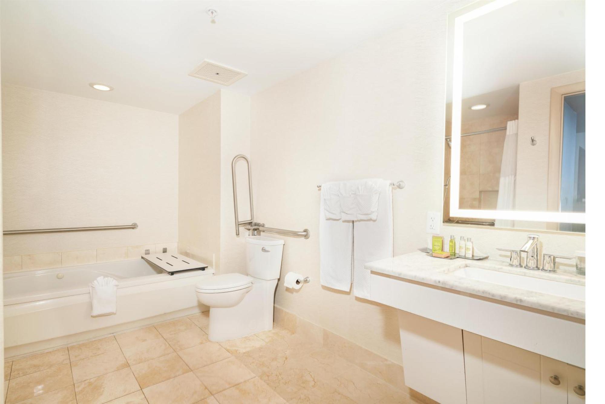One-Bedroom Suite with Partial Ocean View - Accessible/Non-Smoking