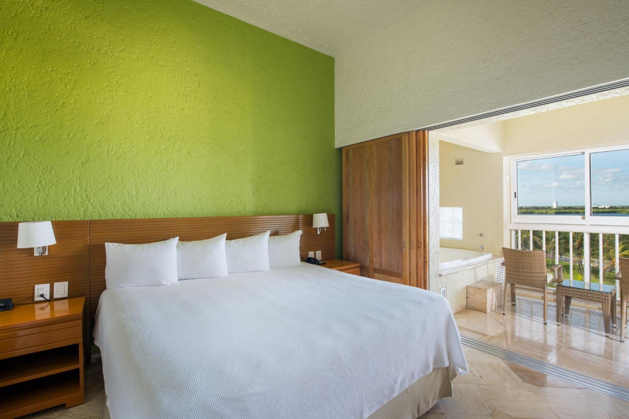 Two-Bedroom Deluxe King Suite Balcony Jacuzzi Garden View