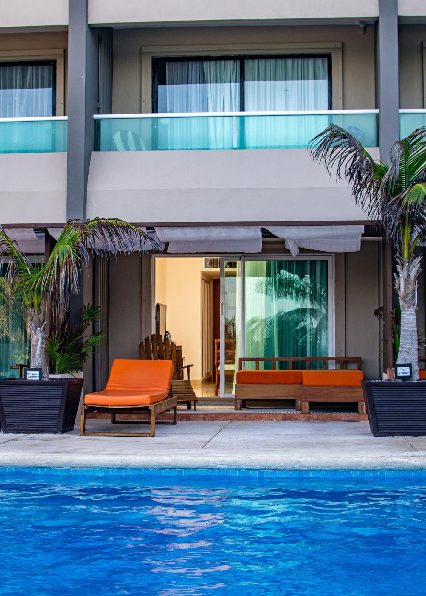 Deluxe Pool Terrace Walkout