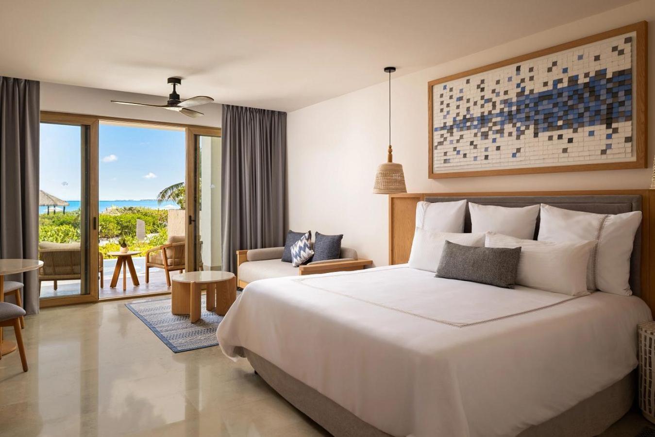 Preferred Club Junior Suite Ocean Front King Bed