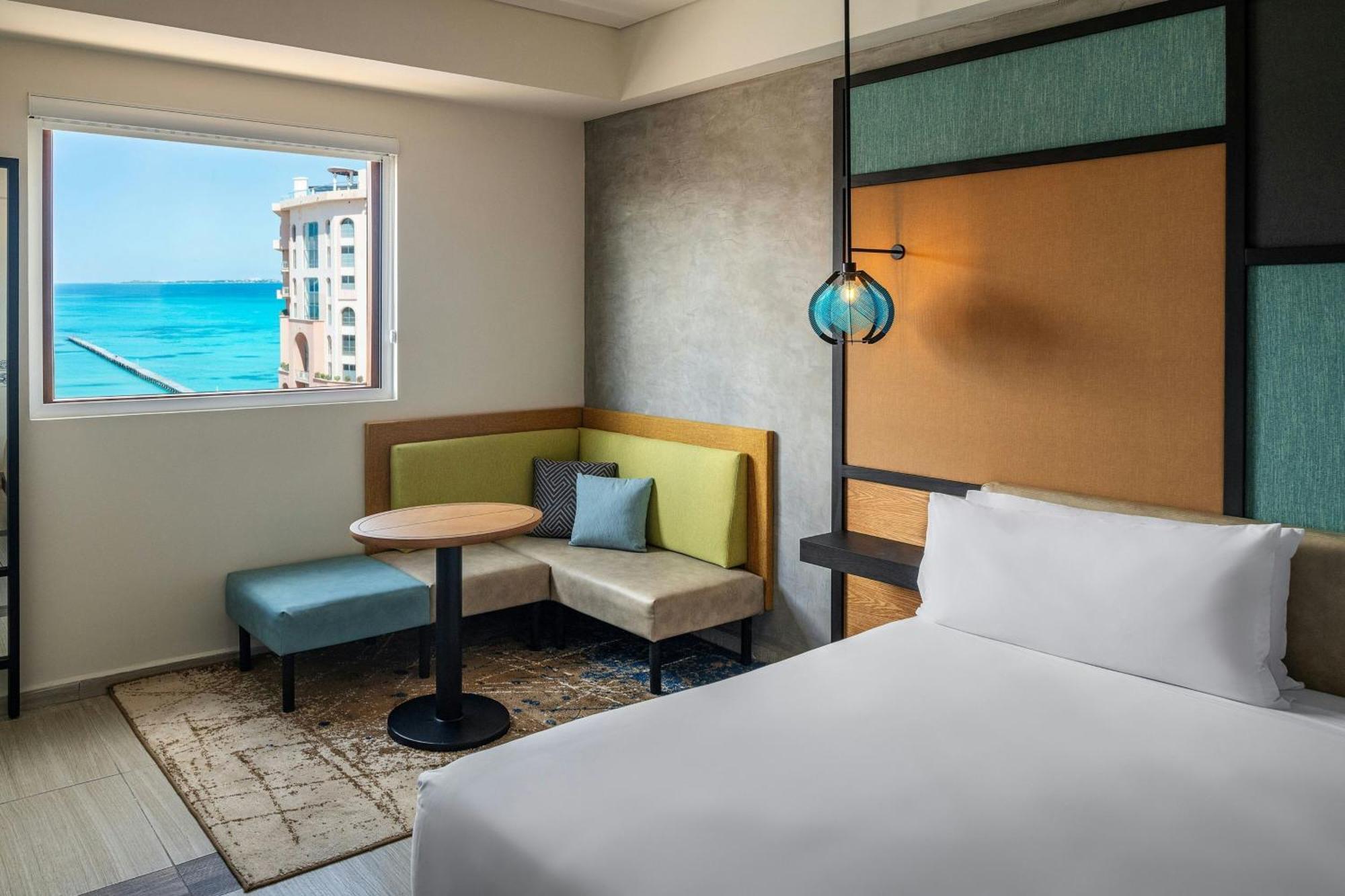 Aloft Ocean View Guest room 1 King Complimentary open bar