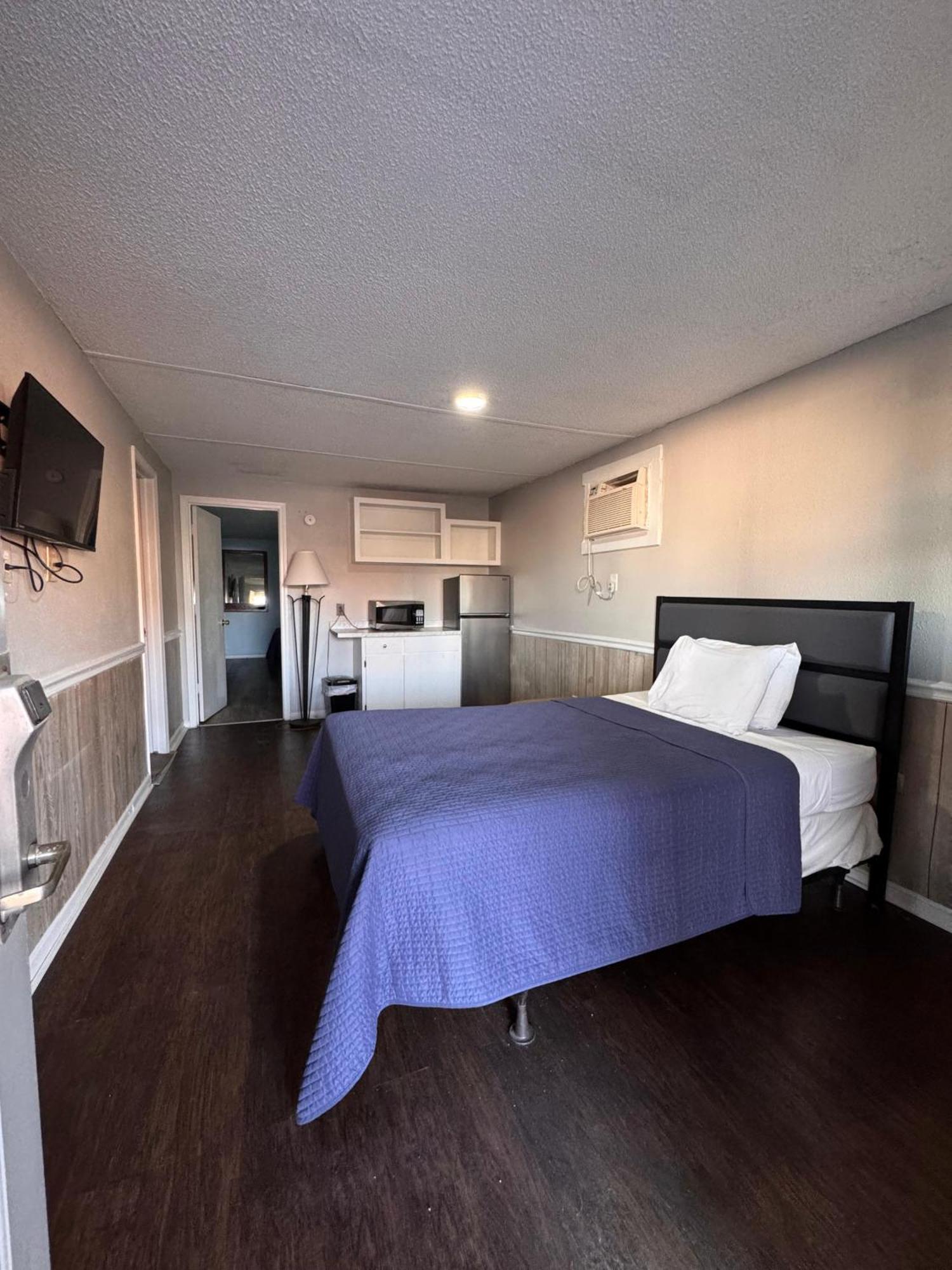 Two-Bedroom Family Room with 3 Double Beds Non-Smoking