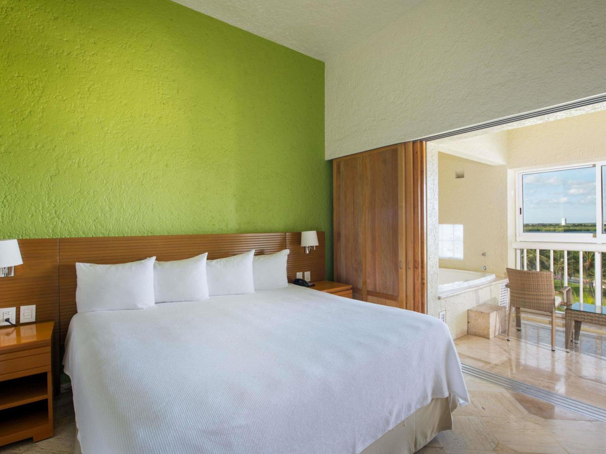 One-Bedroom King Suite Jacuzzi Balcony Garden View