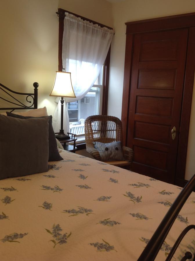 Standard Queen Room with Shared Bathroom,624007640:JPEG