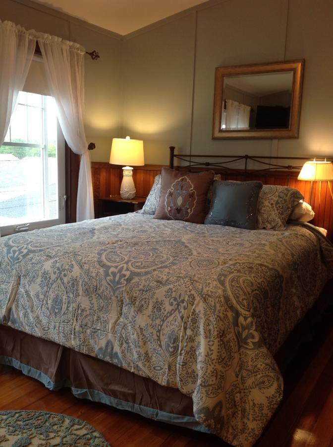 Queen Room with Shared Bathroom,624007915:JPEG