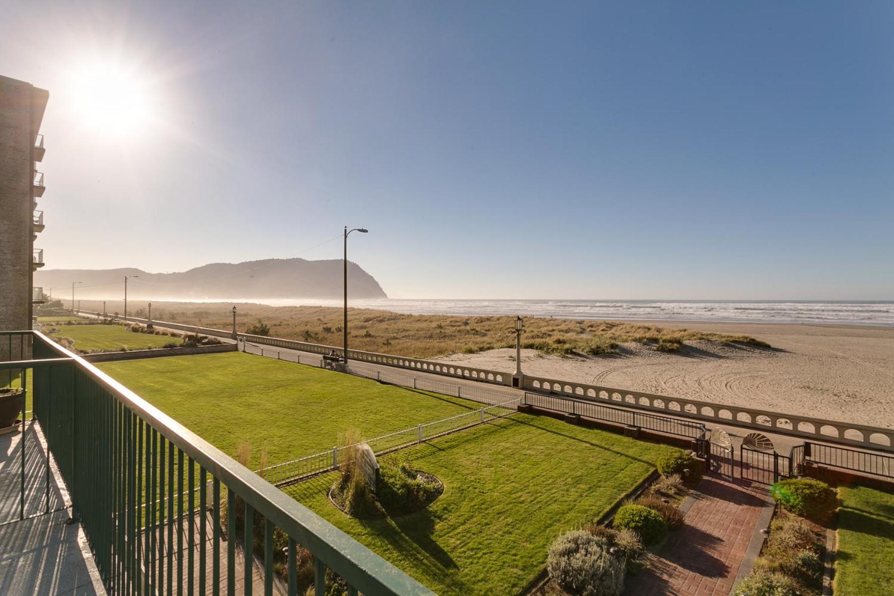 Oceanfront King Suite with Spa and twin bed