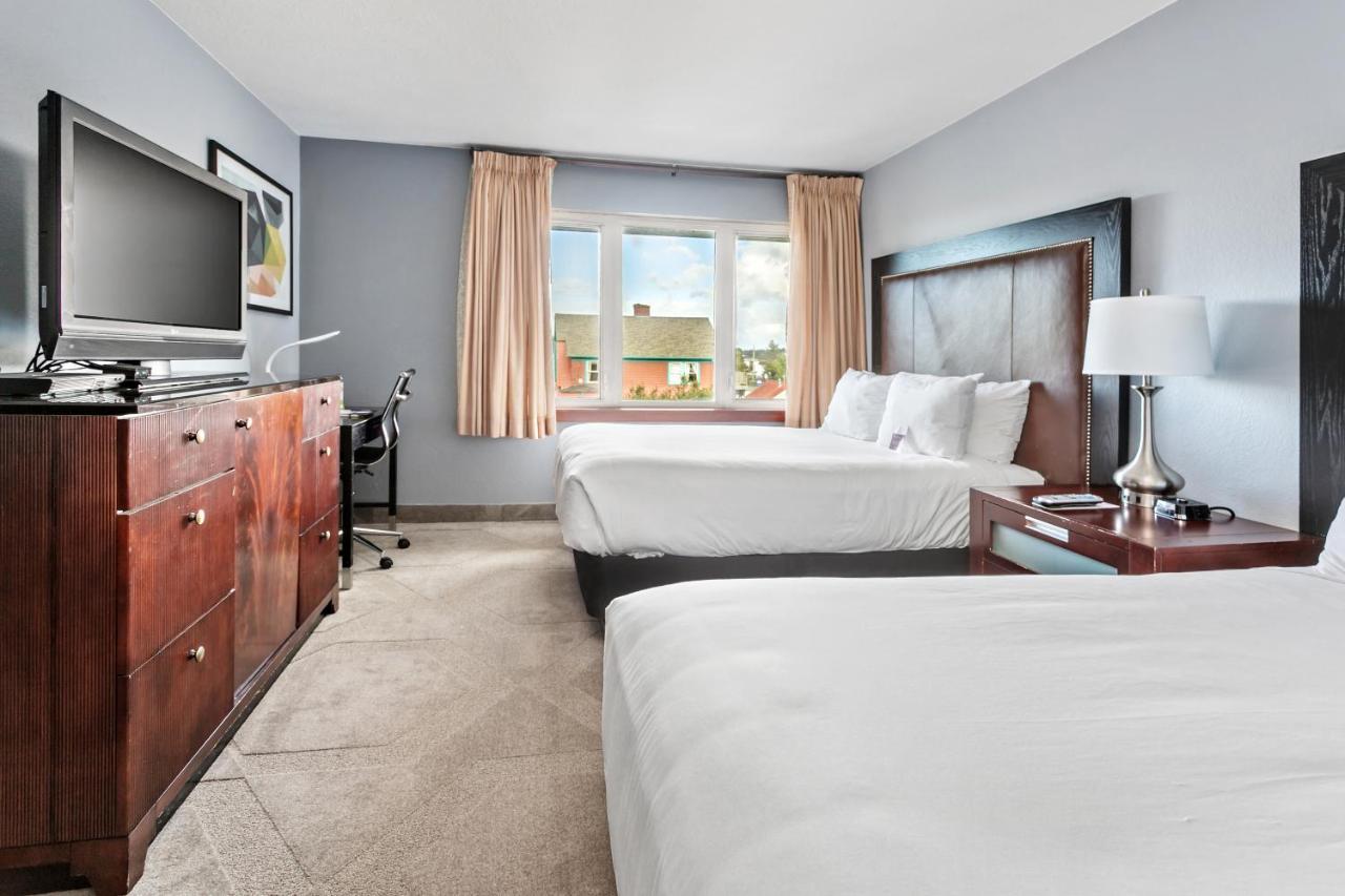 Deluxe One-Bedroom Suite