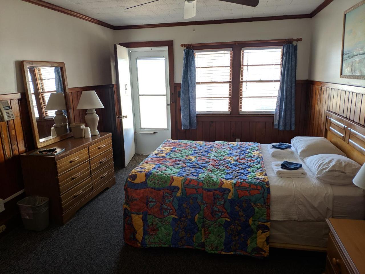 Queen Room with Pool View-no pets allowed