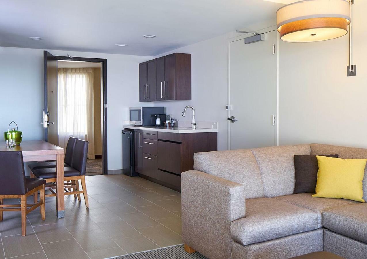 One-Bedroom King Suite - Partial Ocean view