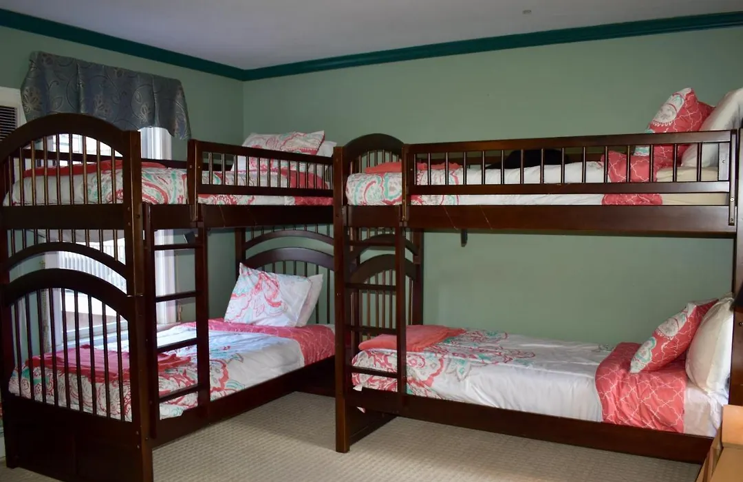 Modern Cottage Downtown Npt-Waites Wharf Cottage Re05618-Str-1
