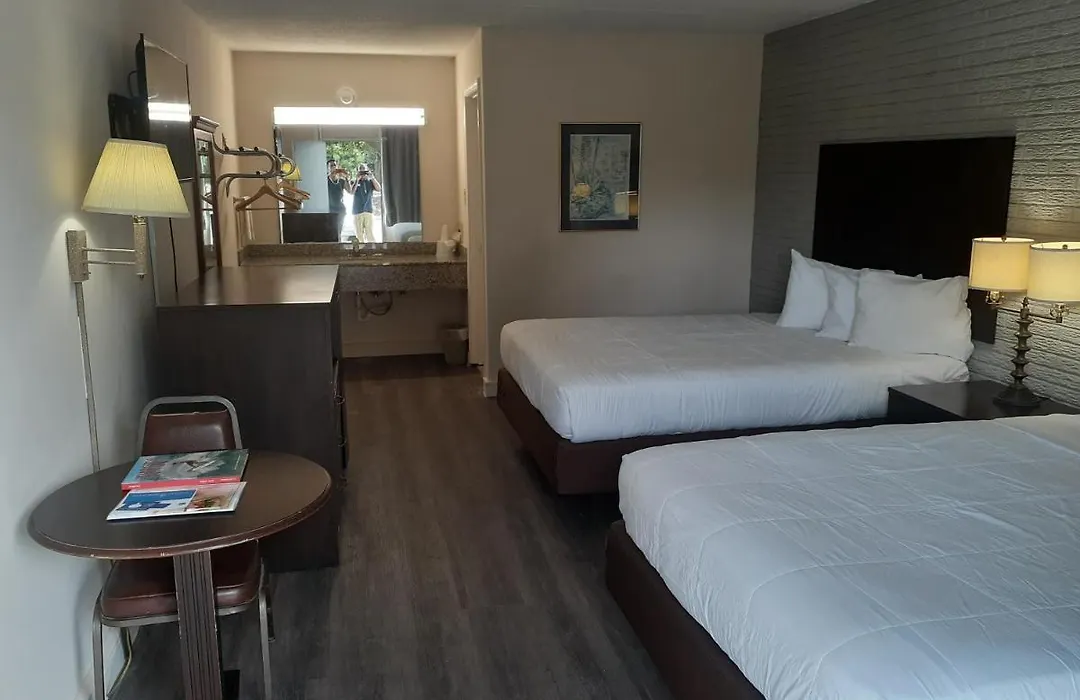 Rodeway Inn & Suites Wilmington North-1