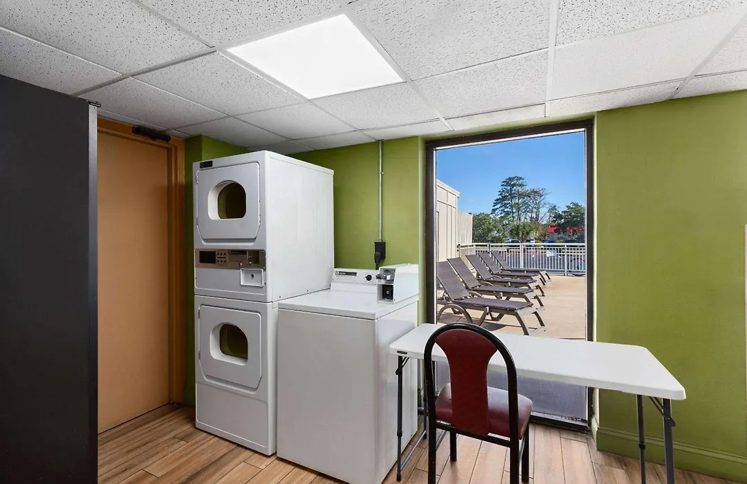 Super 8 By Wyndham Myrtle Beach/Market Common Area-1
