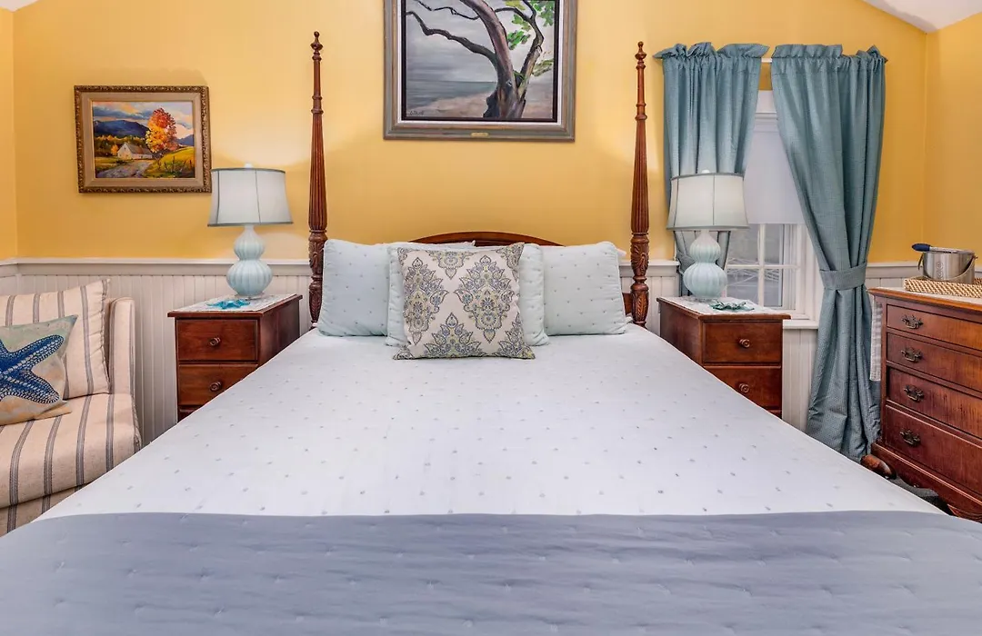 Holiday Guest House Bed & Breakfast-1