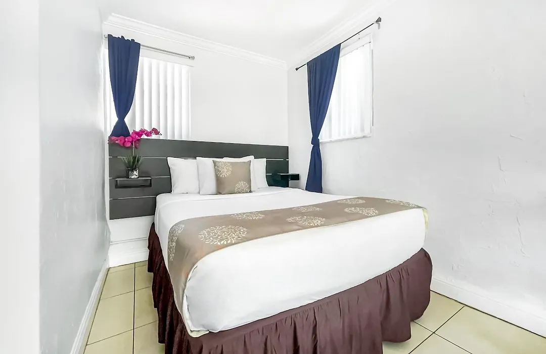 Hollywood Broadwalk Oceanside Hotel-1