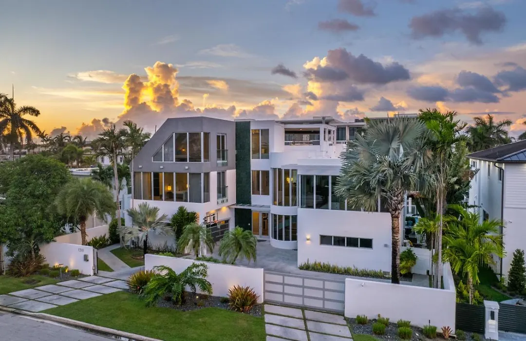Villa Seminole Luxurious Waterfront Retreat With Pool Gym Hot Tub-1
