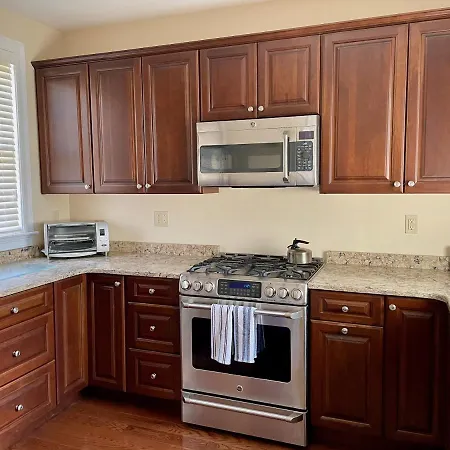 Modern Cottage Downtown Npt-Waites Wharf Cottage Re05618-Str-2