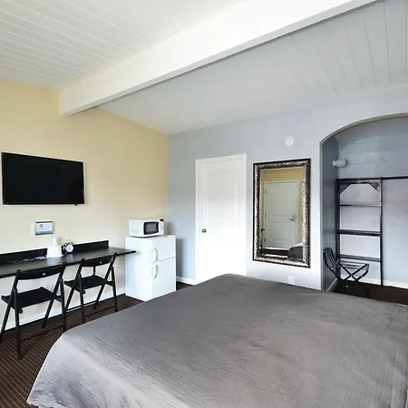 Lodge At 32Nd-3