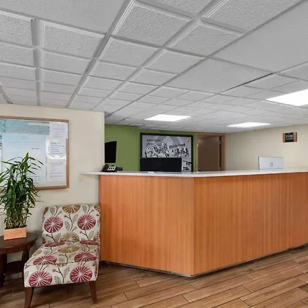 Super 8 By Wyndham Myrtle Beach/Market Common Area-3