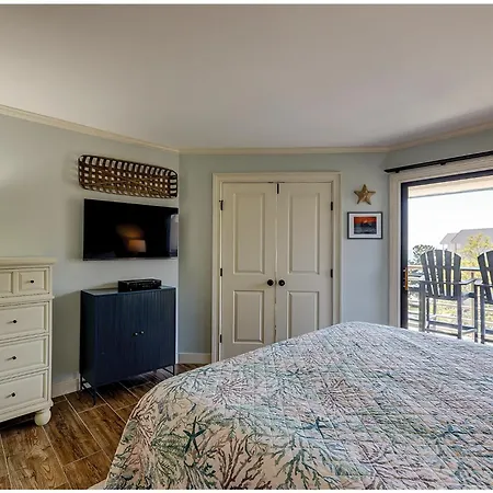 New Furniture New Paint New King Bed Master 2 Queens Bikes & Beach Gear Included-3